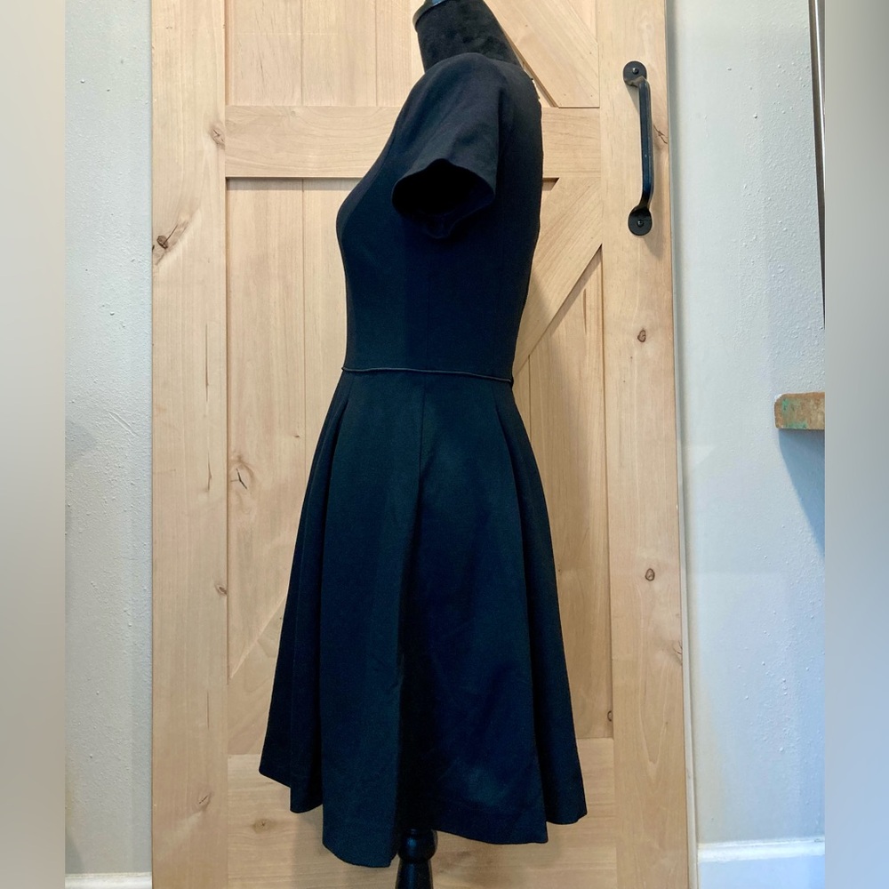 Banana Republic Black Dress with Short Sleeves and V-Neck Stretchy Size 6 - Picture 6 of 16